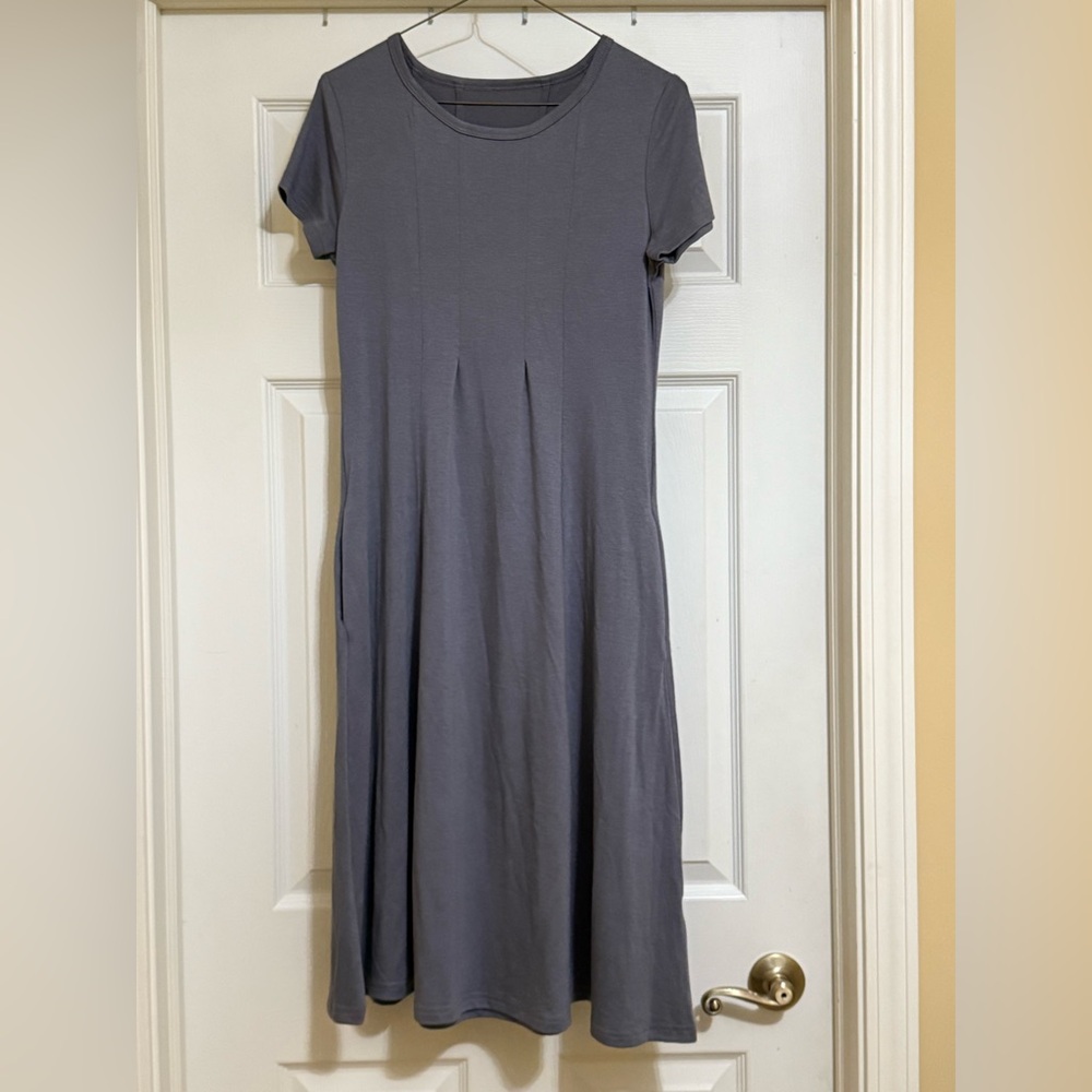 Women’s Casual Loose Plain Pleated Short Sleeve Gray Midi Dress w/Side Pockets.